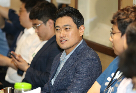 오신환 바른미래당 원내대표가 26일 서울 여의도에 위치한 한 식당에서 열린 기자간담회에서 당내 현안 등에 대해 발언하고 있다. 연합뉴스